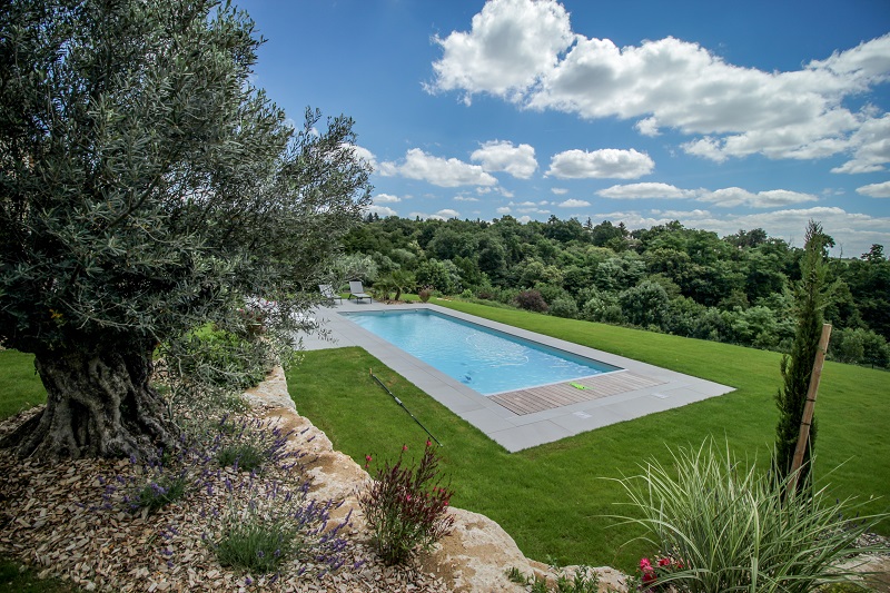 Située dans le 69 cette piscine a été construite sur un terrain en pente. L'aménagement paysagé a été réalisé par la société Imagi 'Vert